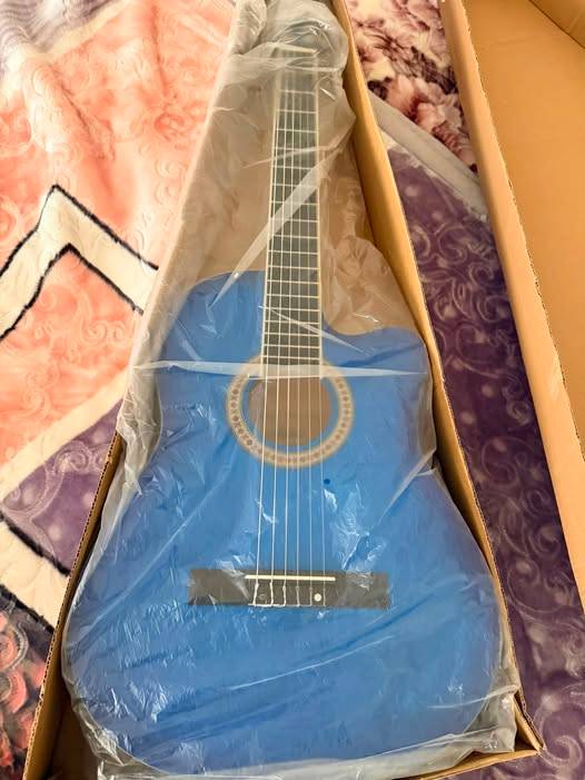 Brand guitar Delivery near manama Brand Brand guitar