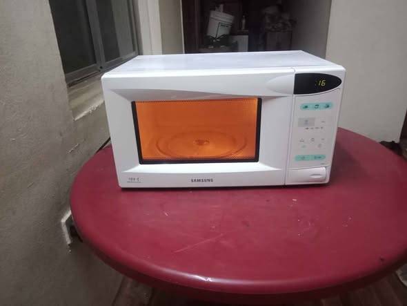 SAMSUNG LTR MICROWAVE OVEN WORKING CONDITION IS PERFECT