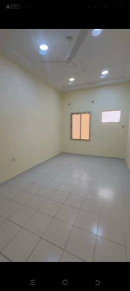 شقه ثلاث غرف ثلاث حمامات صاله كبيرة مطبخ