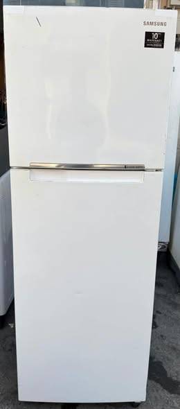 Samsung fridge medium size same good condition Samsung