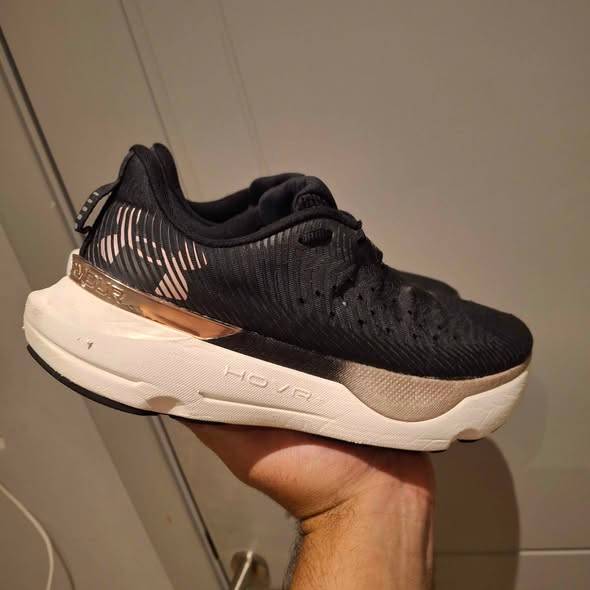 Under Armour Hovr size Excellent condition Adliya Under