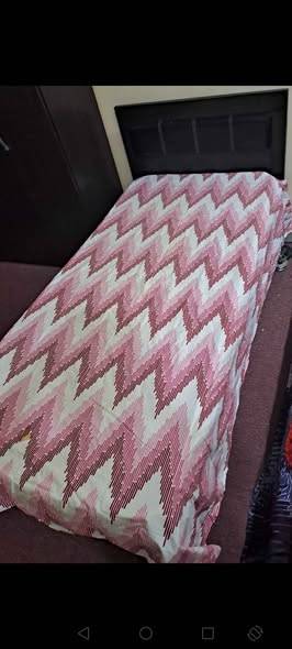 single bed Good condition Mattress is included sin
