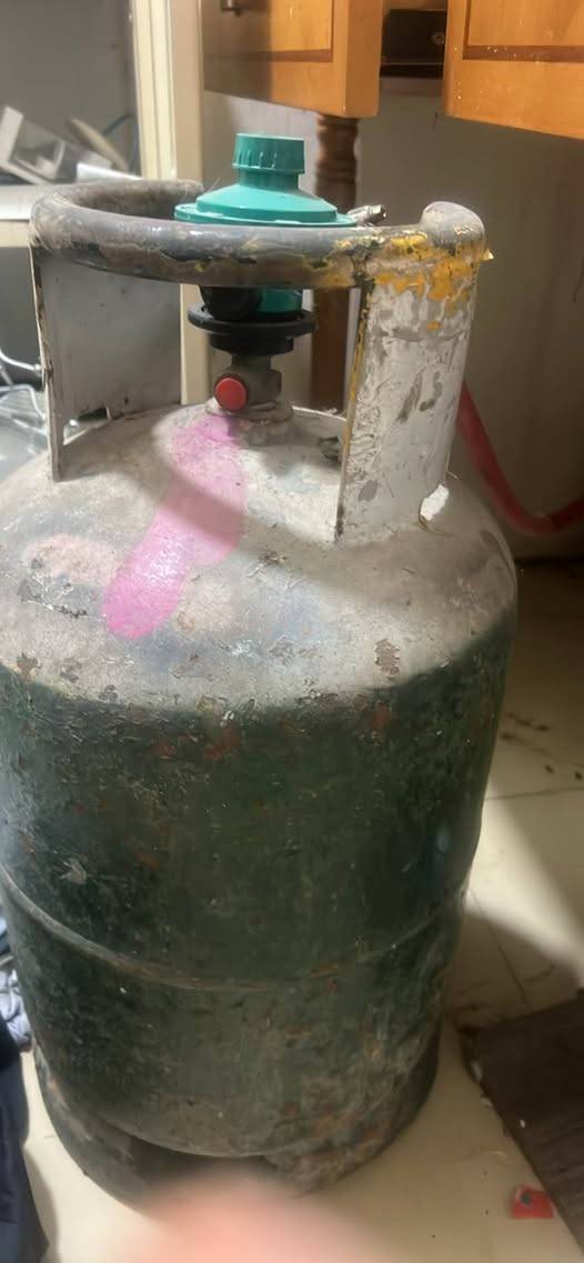 Gas cylinder with regulator and pip Gas cylinder
